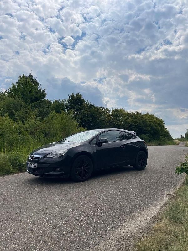Schwarz Gebraucht 2013 Opel Astra GTC Limousine | 5.499 € - Bild 1/4
