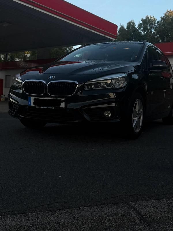 Schwarz Gebraucht 2015 BMW 218 Gran Tourer Comfort Edition Van / Kleinbus | 12.900 € (Superpreis) - Bild 1/4