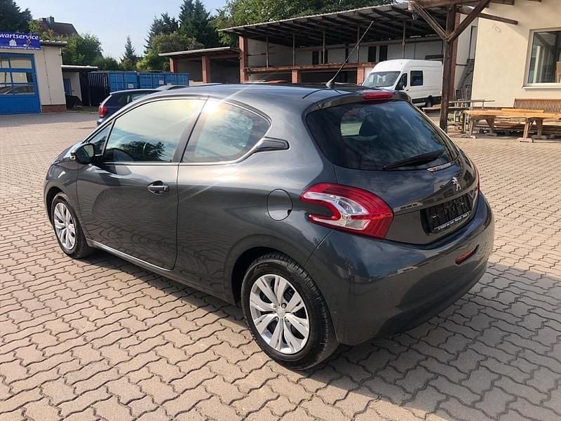 Gebraucht Peugeot 208 Active 82 PS (60 kW) 2013 Grau Kleinwagen
