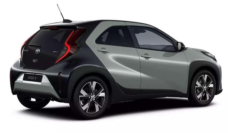 Neu Toyota Aygo 116 PS (85 kW) 2026 Urban khaki (6x3)/ black mica Kleinwagen
