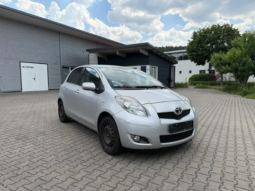 Gebraucht Toyota Yaris Edition 99 PS (72 kW) 2011 Silber Kleinwagen