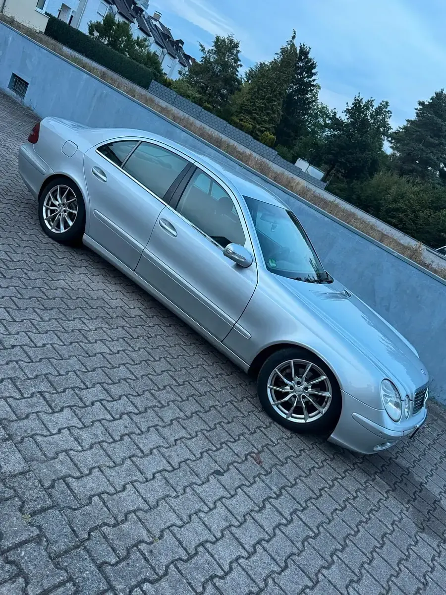 Gebraucht Mercedes E220 150 PS (110 kW) 2003 Silber Limousine
