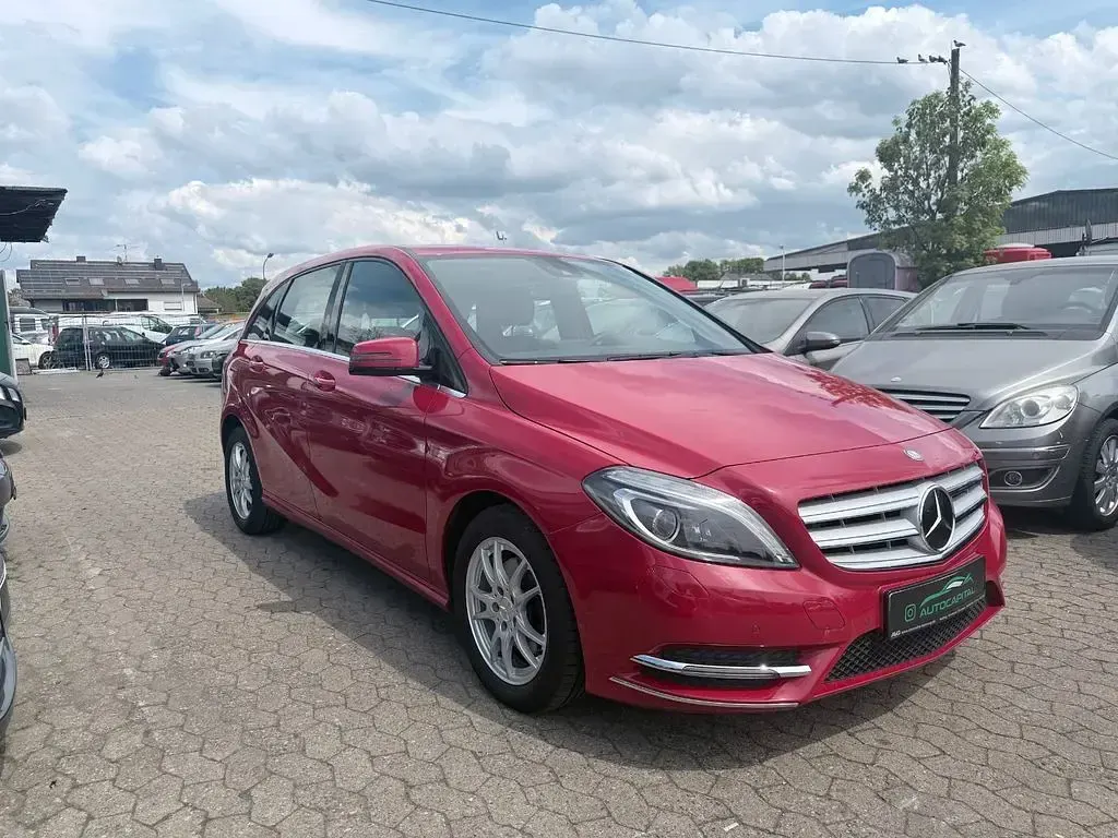 Gebraucht Mercedes B200 136 PS (100 kW) 2012 Rot Van / Kleinbus