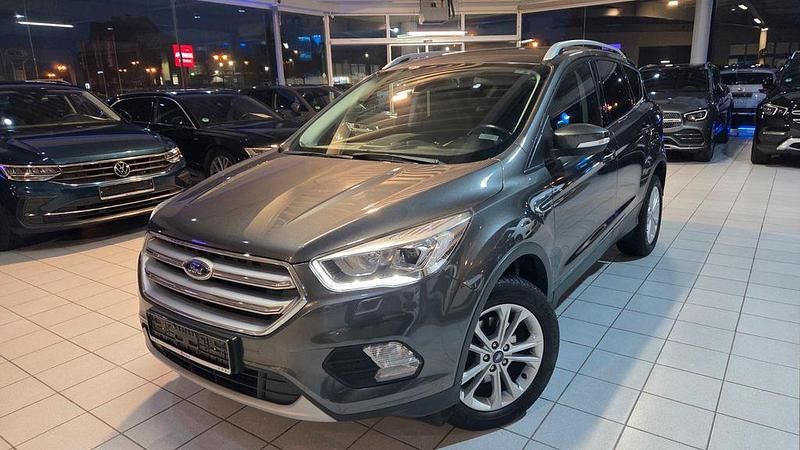 Grau Gebraucht 2017 Ford Kuga Titanium SUV | 10.500 € (Superpreis) - Bild 1/4
