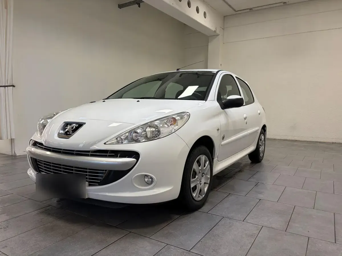 Gebraucht Peugeot 206 73 PS (53 kW) 2012 Weiß Limousine