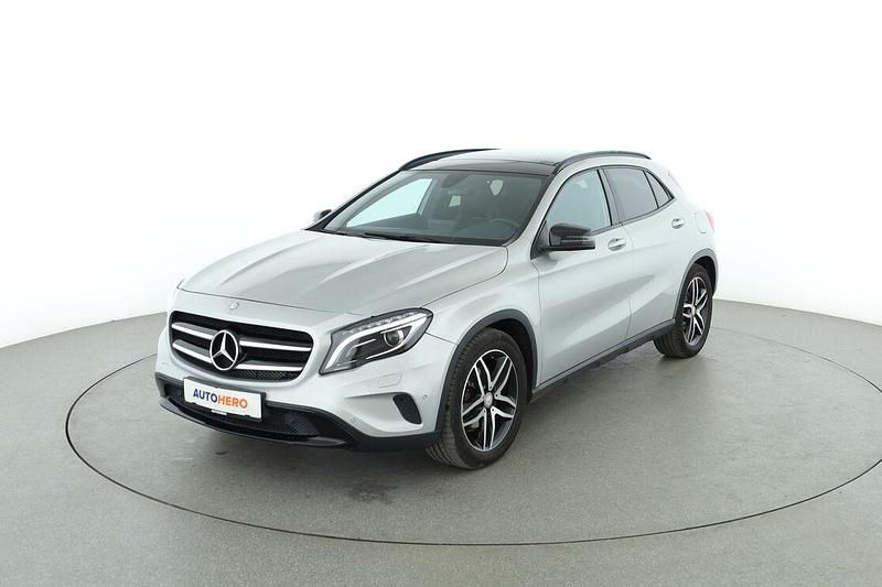 Grau Gebraucht 2016 Mercedes GLA180 Urban SUV | 18.770 € (Etwas zu teuer) - Bild 1/3
