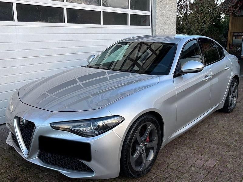 Silber Gebraucht 2017 Alfa Romeo Giulia Super Limousine | 16.490 € (Guter Preis) - Bild 1/4