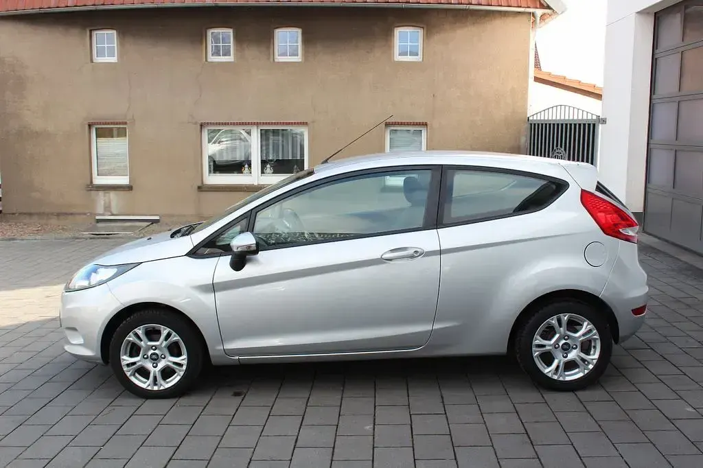 Gebraucht Ford Fiesta Trend 60 PS (44 kW) 2011 Silber Kleinwagen