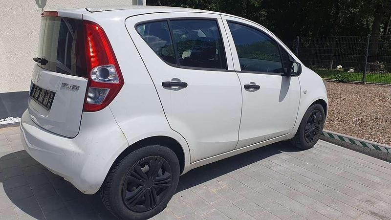 Gebraucht Suzuki Splash Basic 65 PS (47 kW) 2011 Weiß Kleinwagen