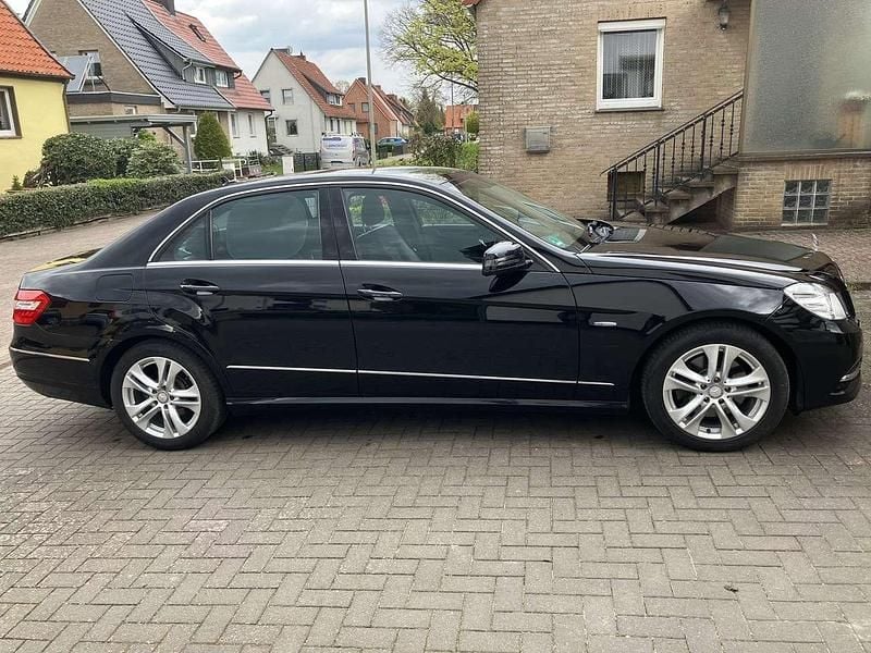 Second-hand Mercedes E250 204 CP (150 kW) 2011 Negru Berlinǎ
