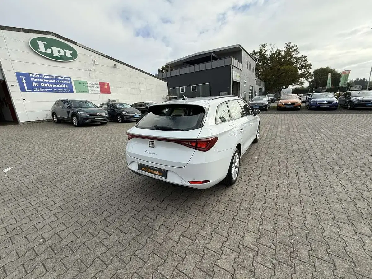 Używany Seat Leon Style 150 KM (110 kW) 2022 Biały Kombi