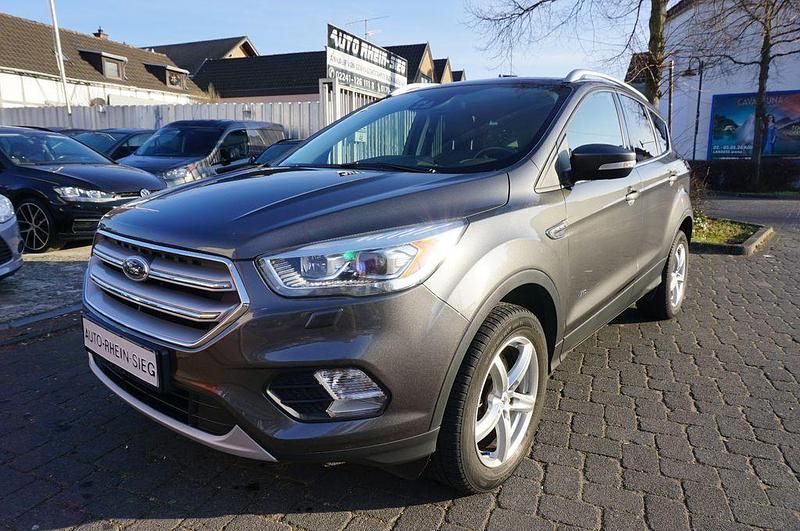 Grau Gebraucht 2017 Ford Kuga Titanium SUV | 9.490 € (Guter Preis) - Bild 1/4