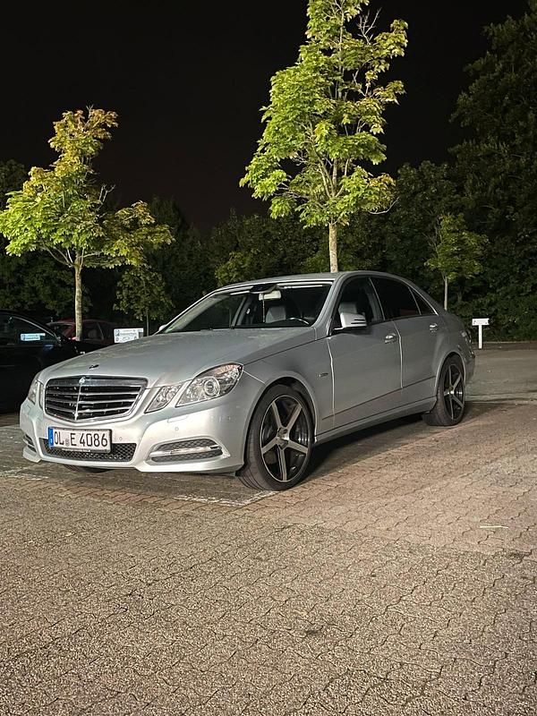 Silber Gebraucht 2011 Mercedes E300 Limousine | 11.500 € (Fairer Preis) - Bild 1/4