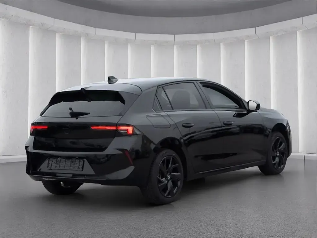 Gebraucht Opel Astra 131 PS (96 kW) 2024 Schwarz Kleinwagen