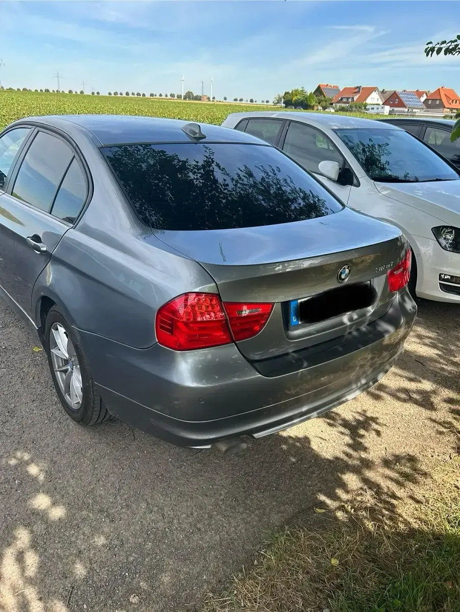 Gebraucht BMW 318 143 PS (105 kW) 2010 Grau Limousine