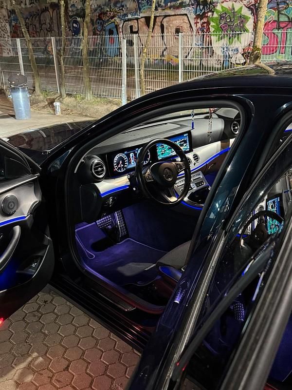 Blau Gebraucht 2016 Mercedes E220 Night Limousine | 18.000 € (Fairer Preis) - Bild 1/4