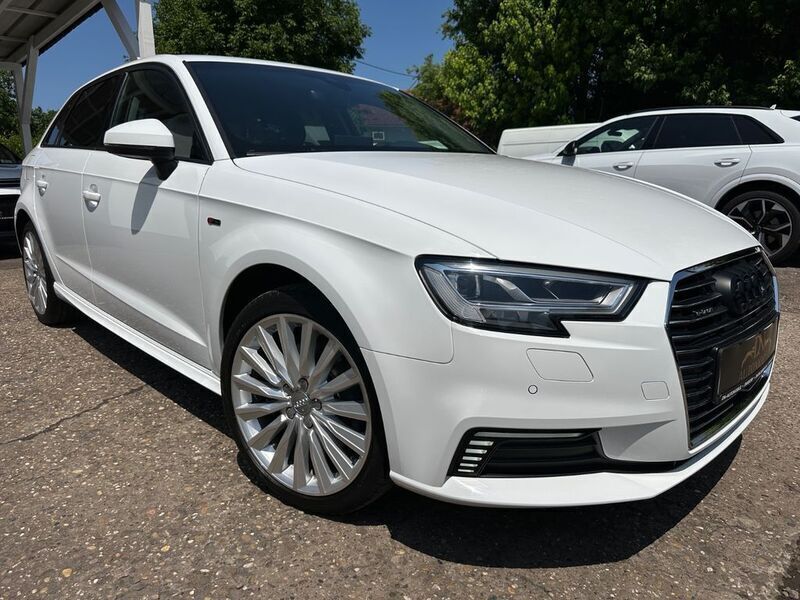 Weiß Gebraucht 2018 Audi A3 Sportback e-tron S-Line Limousine | 17.999 € (Guter Preis) - Bild 1/4