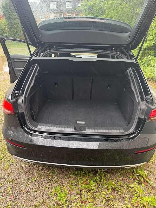 Schwarz Gebraucht 2022 Audi A3 Sportback Advanced Kombi | 25.000 € (Etwas zu teuer) - Bild 1/4