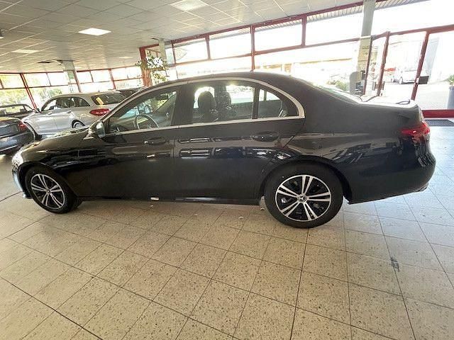 Obsidianschwarzmetallic Gebraucht 2022 Mercedes E300 Avantgarde Limousine | 40.900 € (Fairer Preis) - Bild 1/4