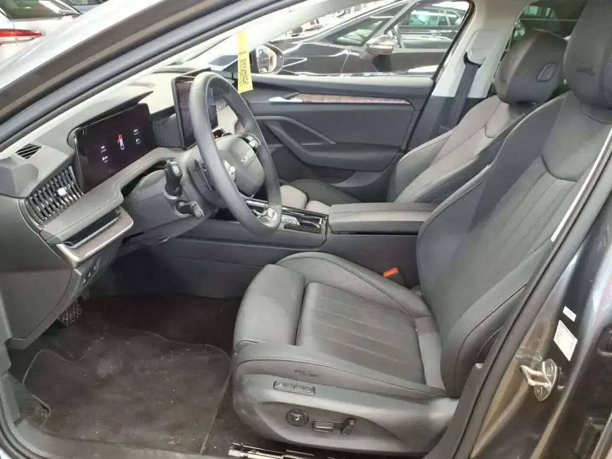 Gebraucht Skoda Superb LAURIN & KLEMENT 150 PS (110 kW) 2025 Grau Kombi