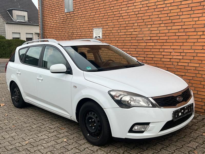 Weiß Gebraucht 2012 Kia Ceed Kleinwagen | 3.990 € (Guter Preis) - Bild 1/4