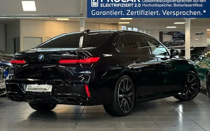 Gebraucht BMW M760e Comfort Edition 571 PS (419 kW) 2024 Schwarz Limousine