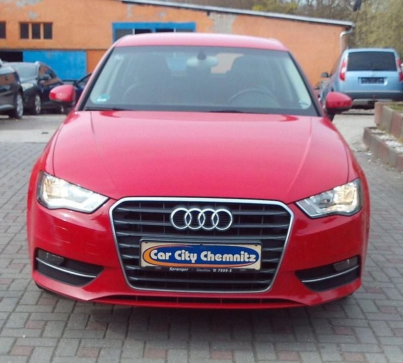Gebraucht Audi A3 Ambiente 122 PS (89 kW) 2013 Rot Limousine