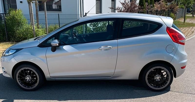Gebraucht Ford Fiesta 81 PS (59 kW) 2012 Silber Kleinwagen