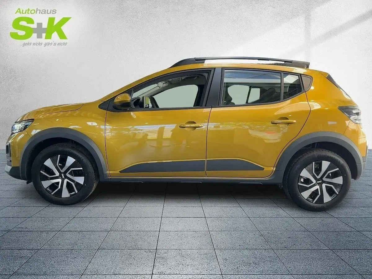 Neu Dacia Sandero Expression 110 PS (80 kW) 2026 Amber yellow (gelb) Kleinwagen