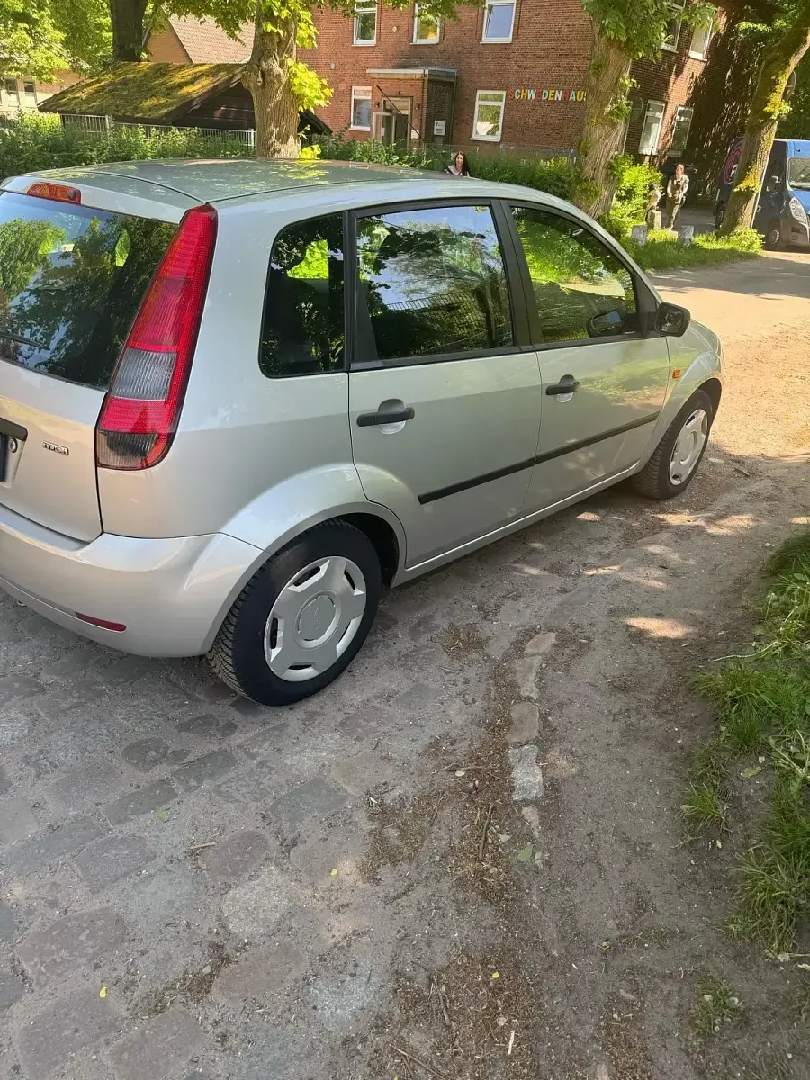 Gebraucht Ford Fiesta 68 PS (50 kW) 2004 Grau Kleinwagen