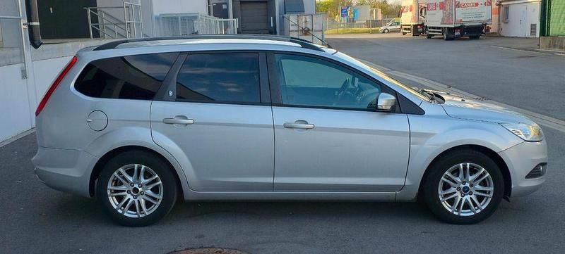 Gebraucht Ford Focus 109 PS (80 kW) 2009 Silber Limousine