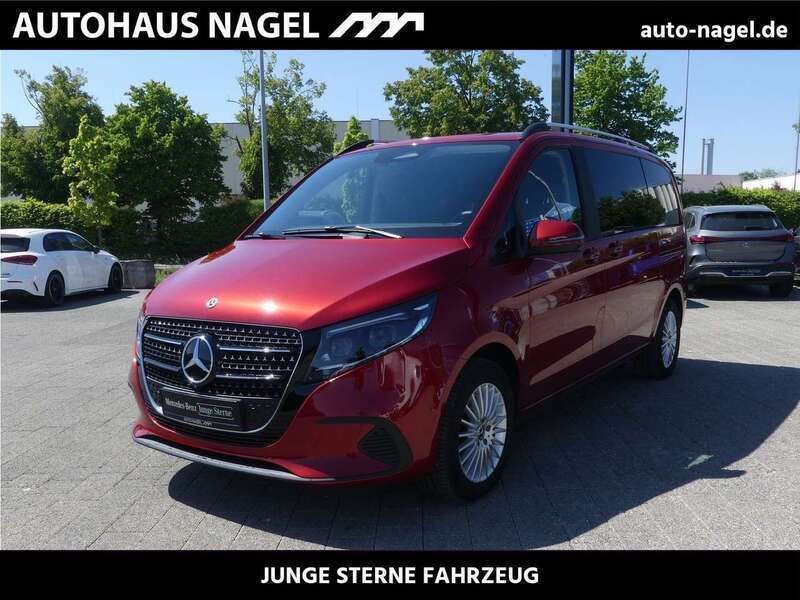 Hyazinthrot (metallic) Gebraucht 2024 Mercedes V220 Style Van / Kleinbus | 63.890 € (Teuer) - Bild 1/4