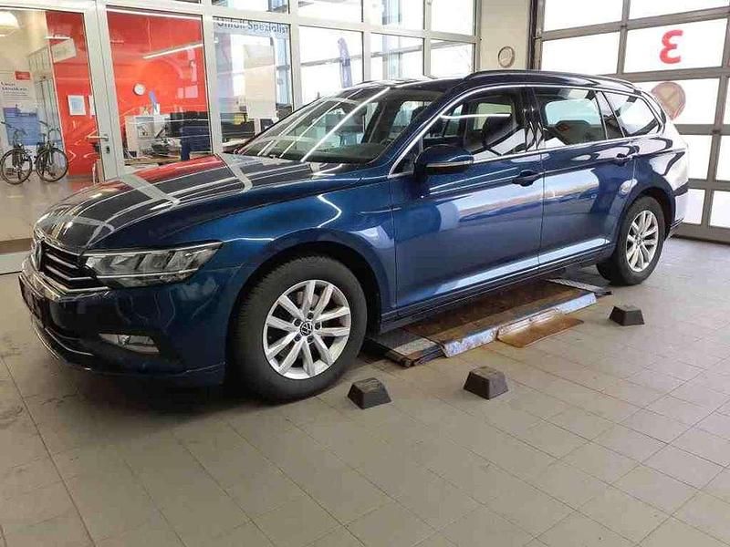 Gebraucht VW Passat Business 150 PS (110 kW) 2021 Aquamarinblau Kombi