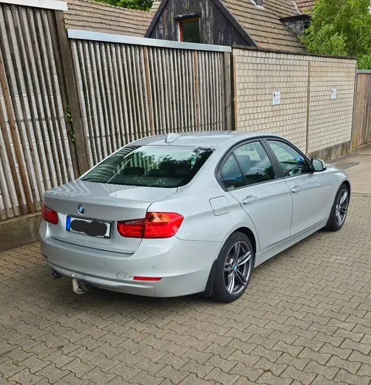 Gebraucht BMW 318 143 PS (105 kW) 2012 Silber Limousine