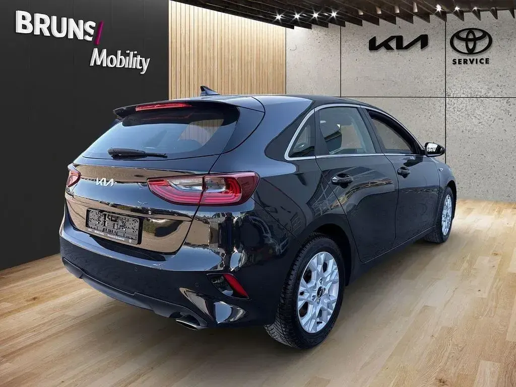 Usado Kia Ceed Comfort 140 CV (102 kW) 2025 Negro Utilitario