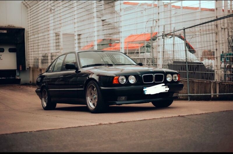 Blau Gebraucht 1995 BMW 520 Performance Limousine | 9.900 € - Bild 1/4