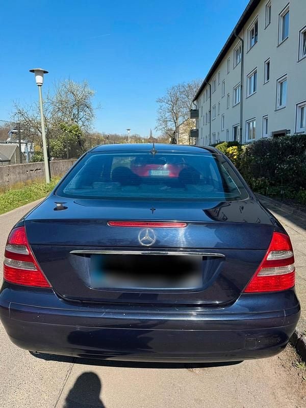 Gebraucht Mercedes E220 150 PS (110 kW) 2002 Blau Limousine