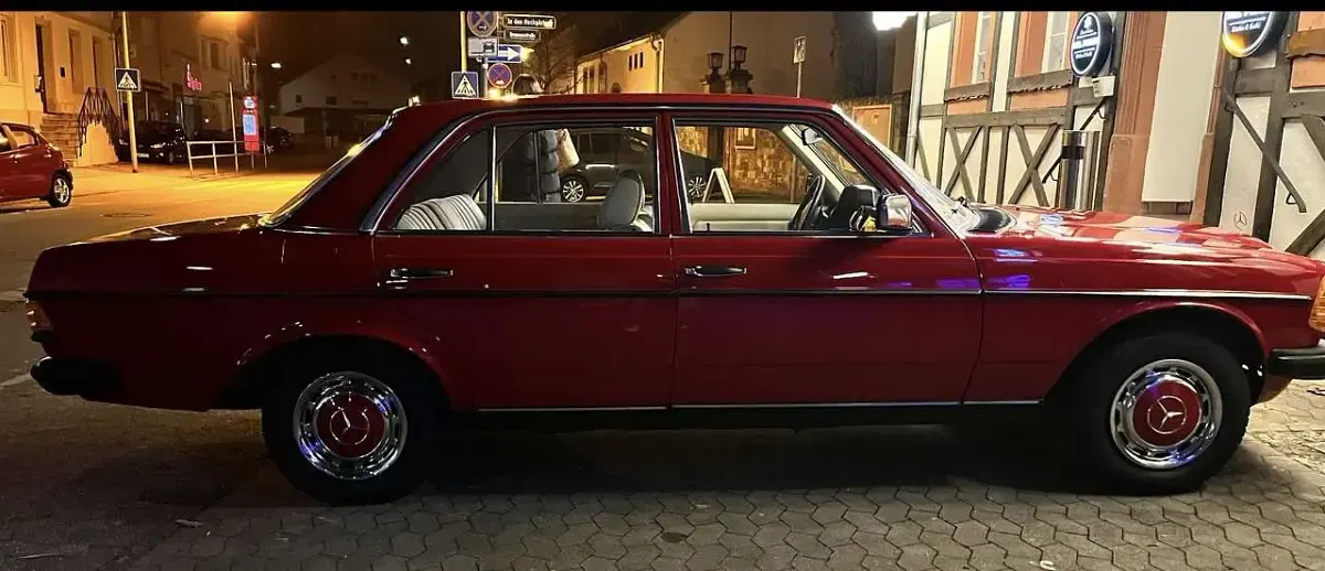 Gebraucht Mercedes 200 94 PS (69 kW) 1978 Rot Limousine