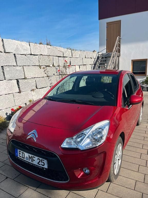 Rot Gebraucht 2012 Citroën C3 Limousine | 5.620 € (Fairer Preis) - Bild 1/4
