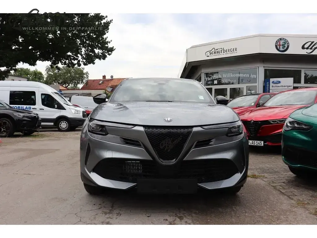 Neu Alfa Romeo Junior Sprint 145 PS (106 kW) 2026 Schwarz SUV