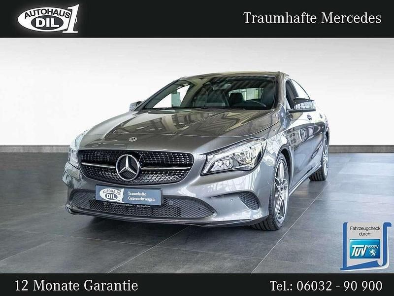 Grau (mountaingrau met.) Gebraucht 2018 Mercedes CLA200 Night Limousine | 23.850 € (Teuer) - Bild 1/3