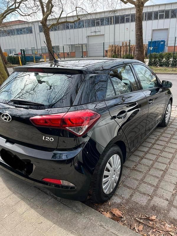 Gebraucht Hyundai i20 74 PS (54 kW) 2016 Schwarz Kleinwagen