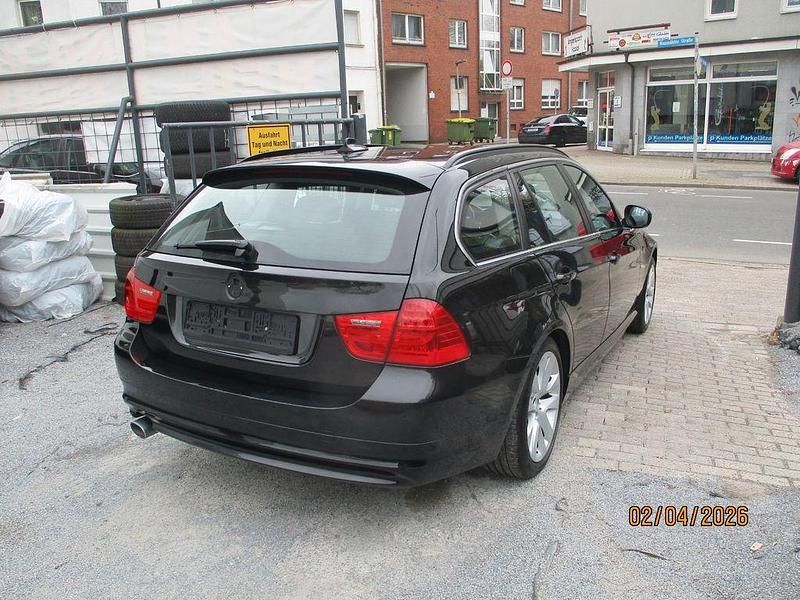 Gebraucht BMW 320 Lifestyle 184 PS (135 kW) 2012 Schwarz Kombi