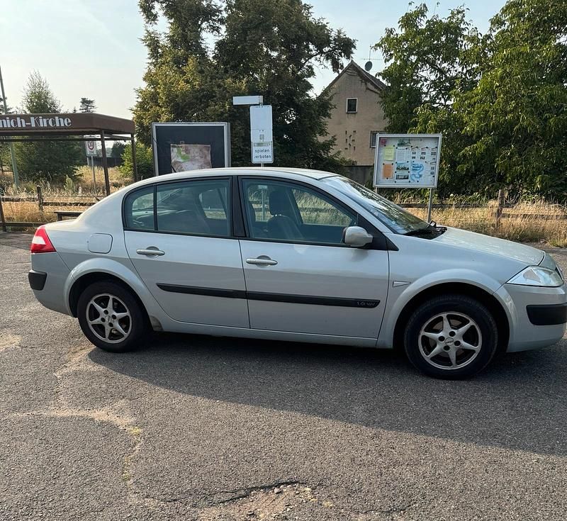 Grau Gebraucht 2004 Renault Mégane II Limousine | 2.100 € (Etwas zu teuer) - Bild 1/4