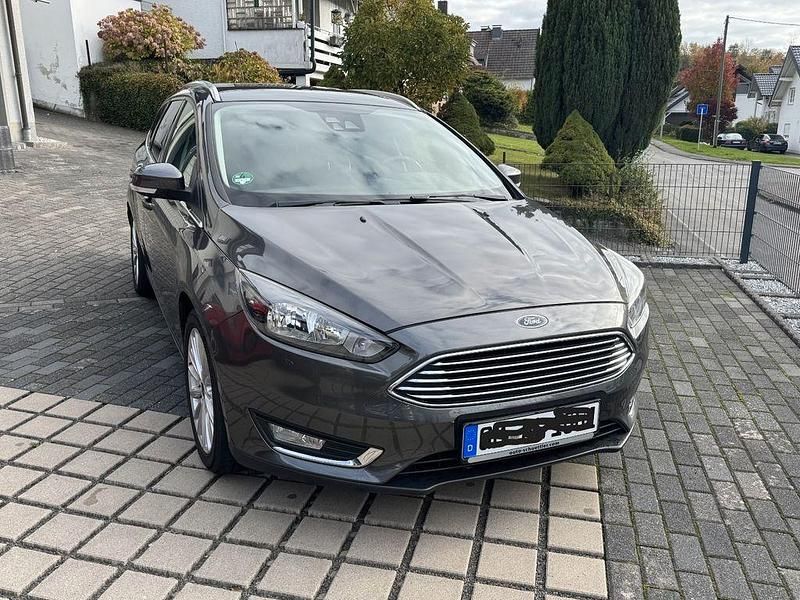 Grau Gebraucht 2015 Ford Focus Titanium Limousine | 12.800 € (Etwas zu teuer) - Bild 1/4