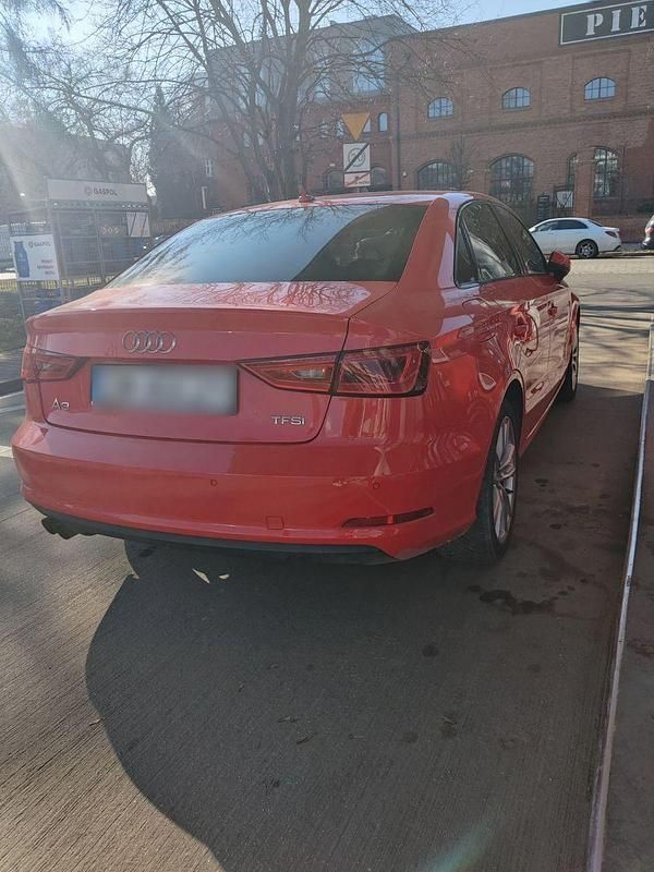 Gebraucht Audi A3 Attraction 125 PS (91 kW) 2015 Rot Limousine