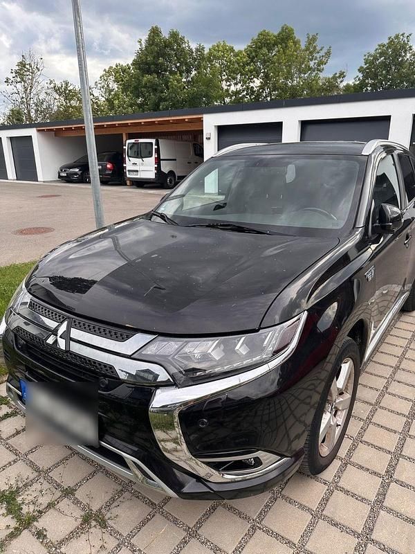 Schwarz Gebraucht 2018 Mitsubishi Outlander P-HEV Top SUV | 17.200 € (Fairer Preis) - Bild 1/4