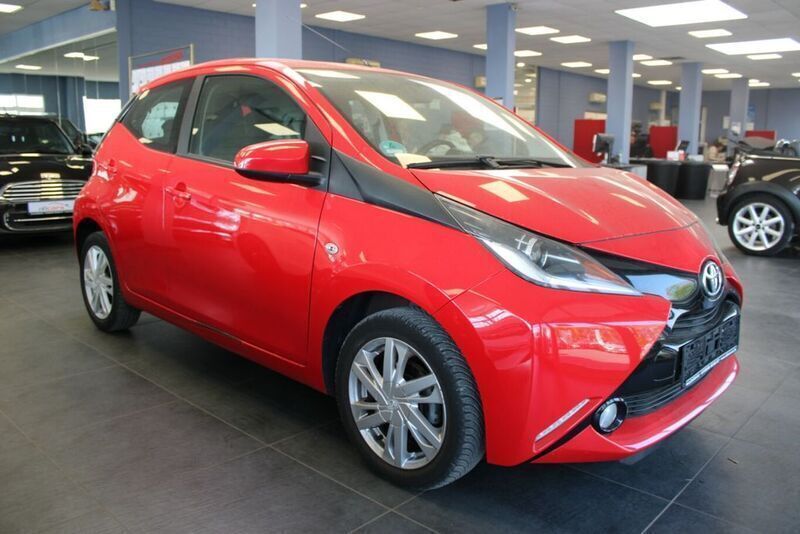 Rot Gebraucht 2016 Toyota Aygo X-play Kleinwagen | 7.980 € (Etwas zu teuer) - Bild 1/4