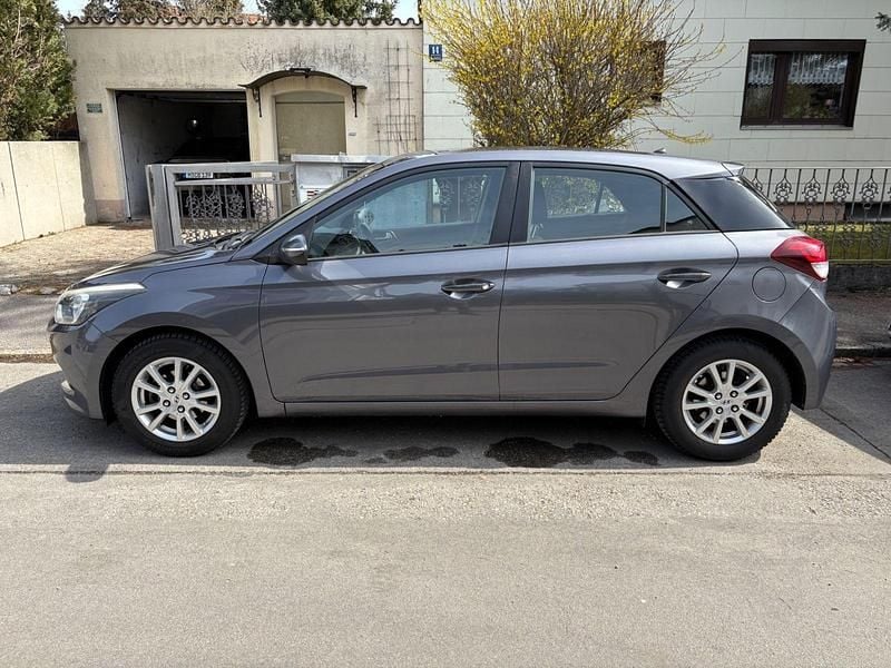 Gebraucht Hyundai i20 Classic 84 PS (61 kW) 2015 Grau Kleinwagen