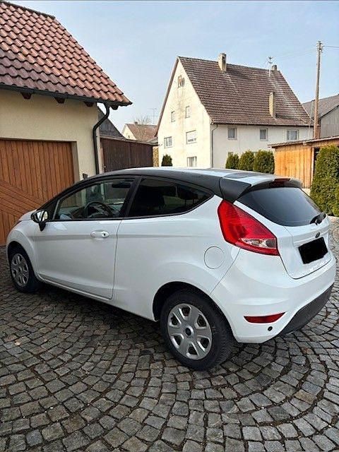 Gebraucht Ford Fiesta Ambiente 82 PS (60 kW) 2009 Weiß Kleinwagen